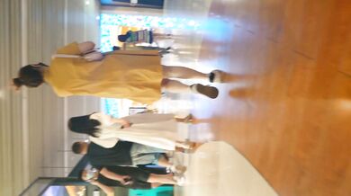 几乎赤裸黄筒裙极品小妹