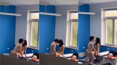 冒着被偷拍的风险在教室做爱的!